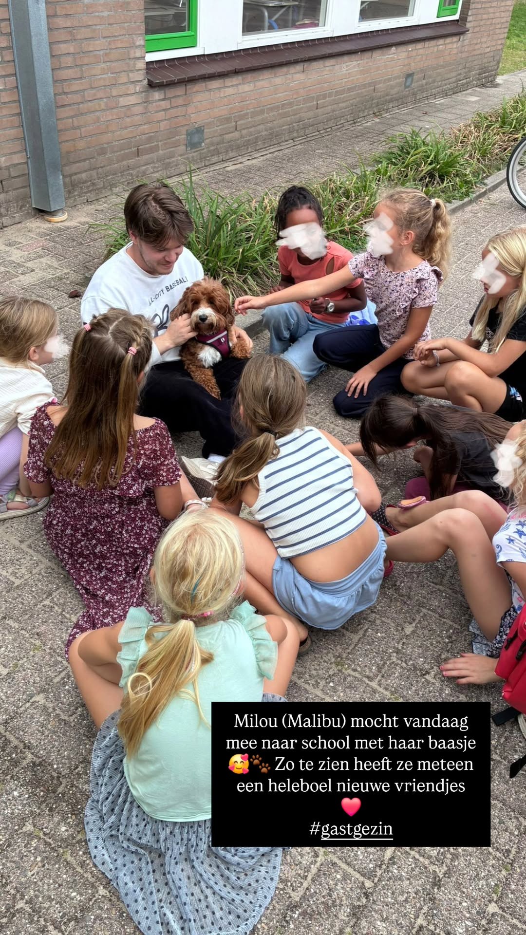 Malibu met haar baasje en de kinderen op school
